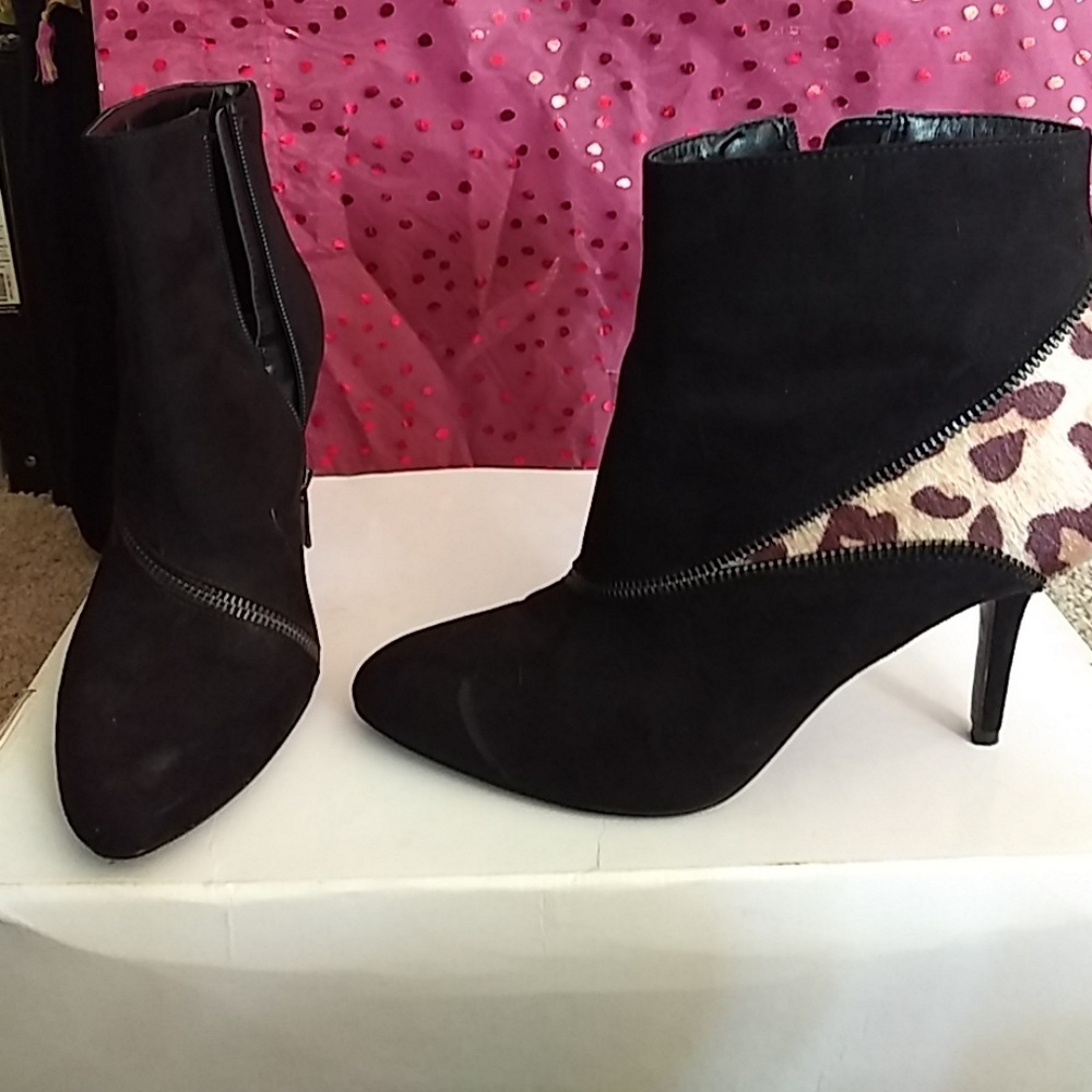 Kelly & Katie Leopard print/zipper ankle boots
